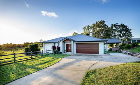 Sunset Retreat Airlie Beach Rural Getaway - Dalby Accommodation 0