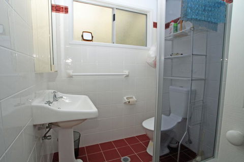 Surfer's Rest In Berrara - Dalby Accommodation 3