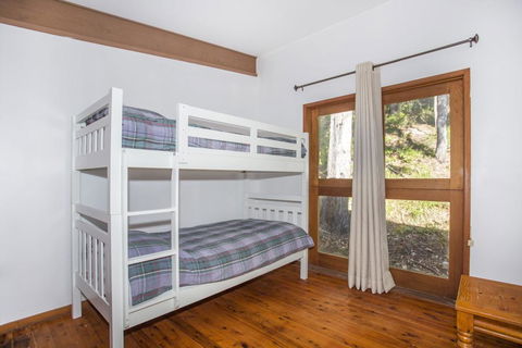 Surfers Ave 17 Narrawallee - Dalby Accommodation 0