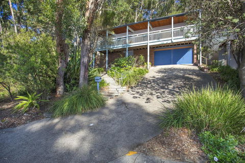 Surfers Ave 17 Narrawallee - Dalby Accommodation 1