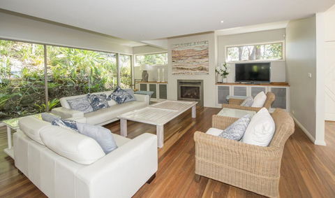 Surfers Ave Retreat Narrawallee - Dalby Accommodation 3