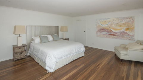 Surfers Ave Retreat Narrawallee - Dalby Accommodation 1