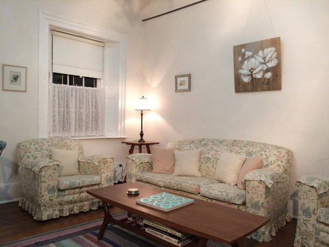 Surgeon's Cottage - Dalby Accommodation 1