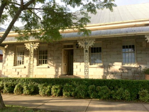 Surgeon's Cottage - Dalby Accommodation 0