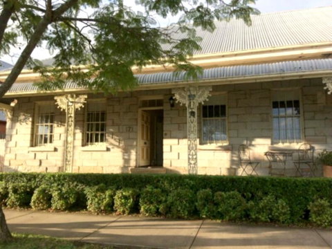 Surgeon's Cottage - Dalby Accommodation 0