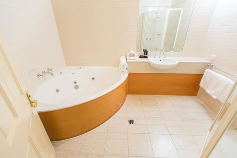 Strahan Village - Dalby Accommodation 23