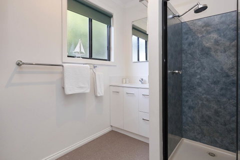 KINGFISHER COTTAGE Beachfront At The Binalong Bay - Dalby Accommodation 2