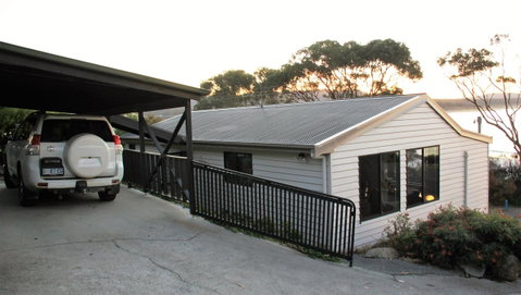 KINGFISHER COTTAGE Beachfront At The Binalong Bay - Dalby Accommodation 21