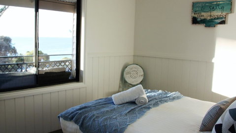 KINGFISHER COTTAGE Beachfront At The Binalong Bay - Dalby Accommodation 11