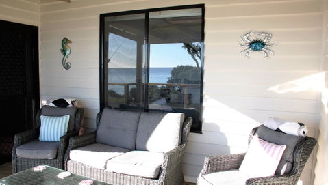 KINGFISHER COTTAGE Beachfront At The Binalong Bay - Dalby Accommodation 7