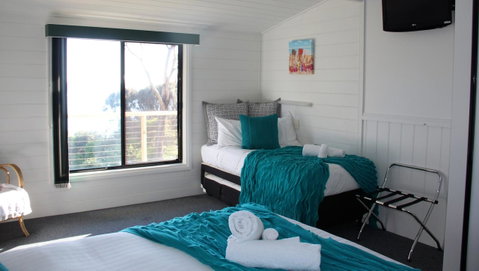 KINGFISHER COTTAGE Beachfront At The Binalong Bay - Dalby Accommodation 5