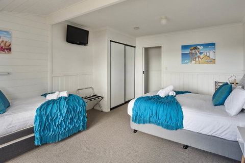 KINGFISHER COTTAGE Beachfront At The Binalong Bay - Dalby Accommodation 3
