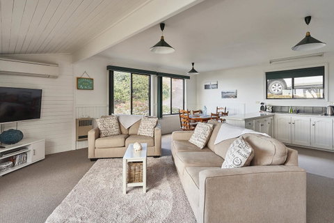 KINGFISHER COTTAGE Beachfront At The Binalong Bay - Dalby Accommodation 4