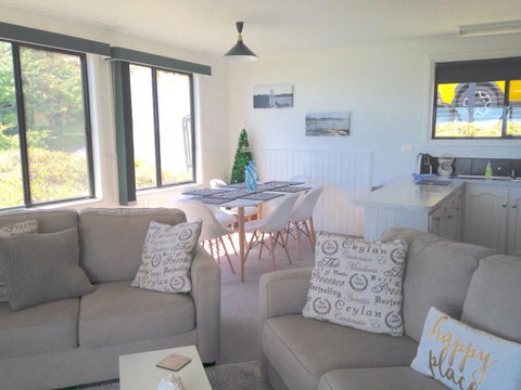 KINGFISHER COTTAGE Beachfront At The Binalong Bay - Dalby Accommodation 24