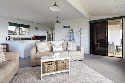 KINGFISHER COTTAGE Beachfront At The Binalong Bay - Dalby Accommodation 22