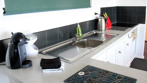 KINGFISHER COTTAGE Beachfront At The Binalong Bay - Dalby Accommodation 18