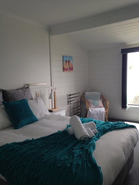 KINGFISHER COTTAGE Beachfront At The Binalong Bay - Dalby Accommodation 23
