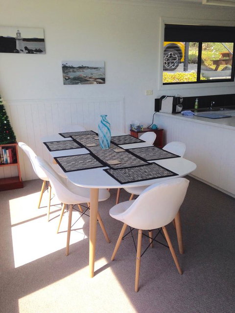 KINGFISHER COTTAGE Beachfront At The Binalong Bay - Dalby Accommodation 14