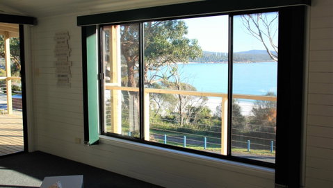 KINGFISHER COTTAGE Beachfront At The Binalong Bay - Dalby Accommodation 13