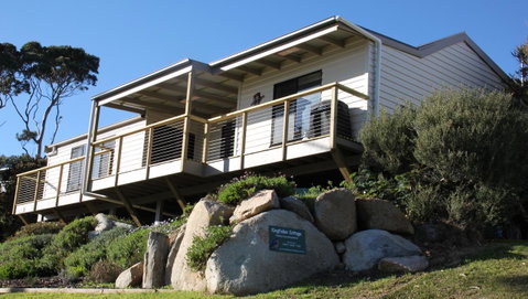 KINGFISHER COTTAGE Beachfront At The Binalong Bay - Dalby Accommodation 0