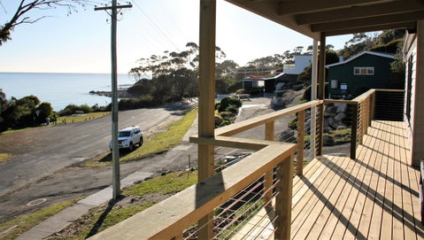 KINGFISHER COTTAGE Beachfront At The Binalong Bay - Dalby Accommodation 9