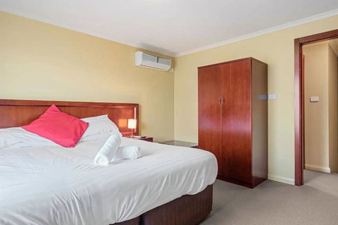 Battery Point Apartment With Car Park - Dalby Accommodation 5