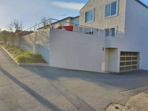 Battery Point Apartment With Car Park - Dalby Accommodation 3