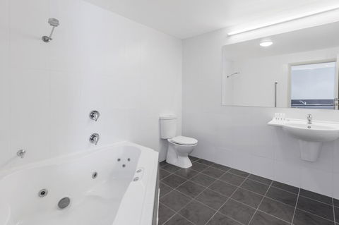 Travelodge Hotel Hobart Airport - Dalby Accommodation 11