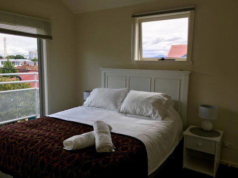 4 At 8 Townhouse Newcastle St - Dalby Accommodation 1