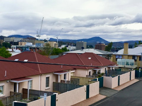 4 At 8 Townhouse Newcastle St - Dalby Accommodation 5