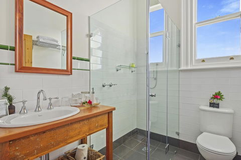 Cygnet Old Bank - Dalby Accommodation 8