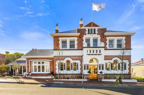 Cygnet Old Bank - Dalby Accommodation 0
