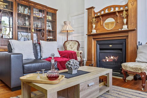 Cygnet Old Bank - Dalby Accommodation 14