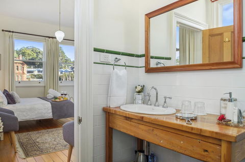 Cygnet Old Bank - Dalby Accommodation 5