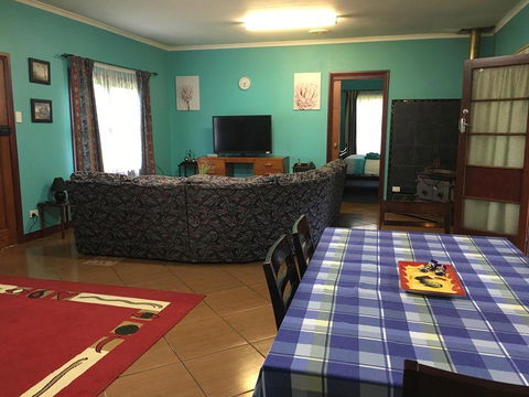 Blue Wren Bungalow - Dalby Accommodation 8