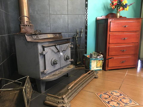 Blue Wren Bungalow - Dalby Accommodation 10