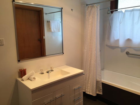 Regatta Point Tavern & Holiday Villas - Dalby Accommodation 3
