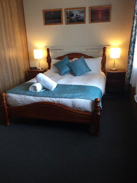 Regatta Point Tavern & Holiday Villas - Dalby Accommodation 7