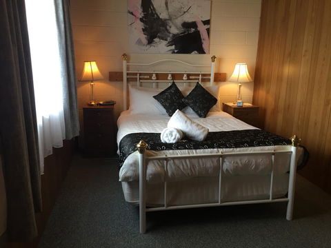 Regatta Point Tavern & Holiday Villas - Dalby Accommodation 14