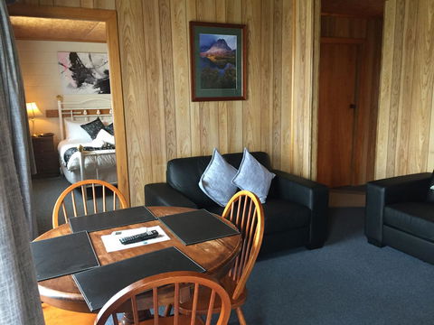 Regatta Point Tavern & Holiday Villas - Dalby Accommodation 13