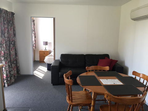 Regatta Point Tavern & Holiday Villas - Dalby Accommodation 22