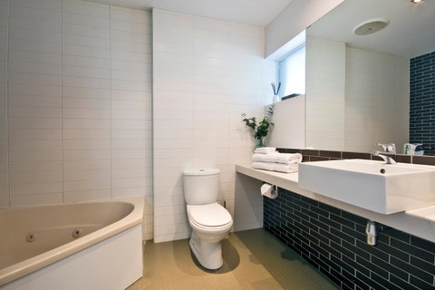 Lorne Bay View Motel - Dalby Accommodation 6