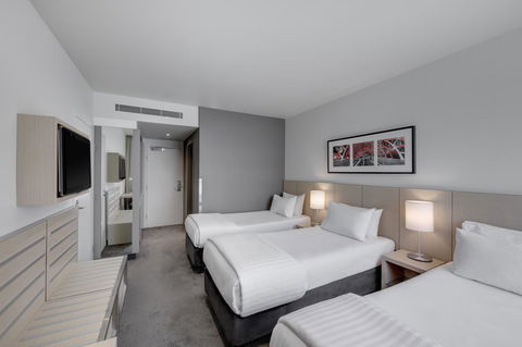Travelodge Hotel Melbourne Docklands - Dalby Accommodation 3