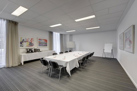 Travelodge Hotel Melbourne Docklands - Dalby Accommodation 24