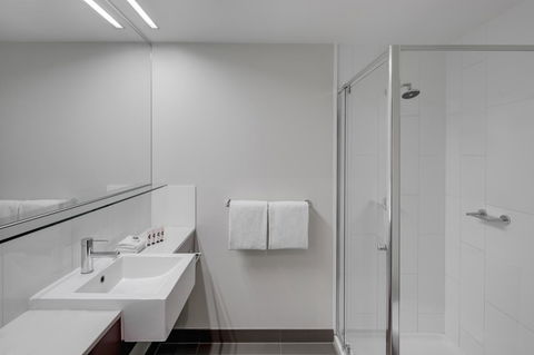 Travelodge Hotel Melbourne Docklands - Dalby Accommodation 6