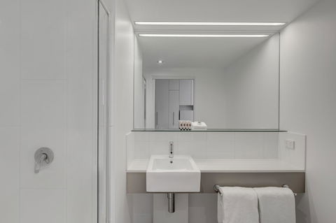 Travelodge Hotel Melbourne Docklands - Dalby Accommodation 8