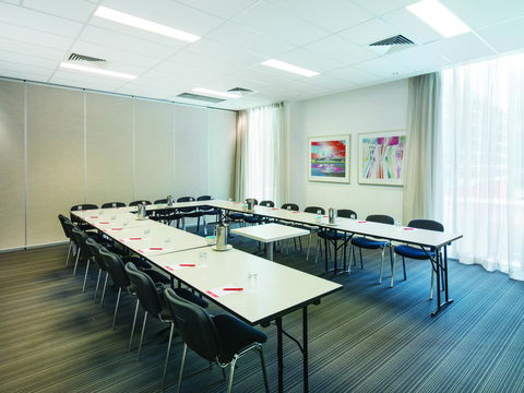 Travelodge Hotel Melbourne Docklands - Dalby Accommodation 11