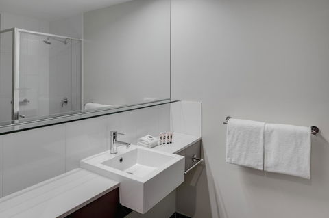 Travelodge Hotel Melbourne Docklands - Dalby Accommodation 14