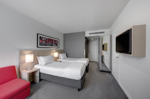 Travelodge Hotel Melbourne Docklands - Dalby Accommodation 1