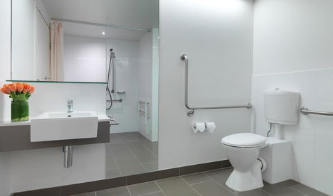 Travelodge Hotel Melbourne Docklands - Dalby Accommodation 19
